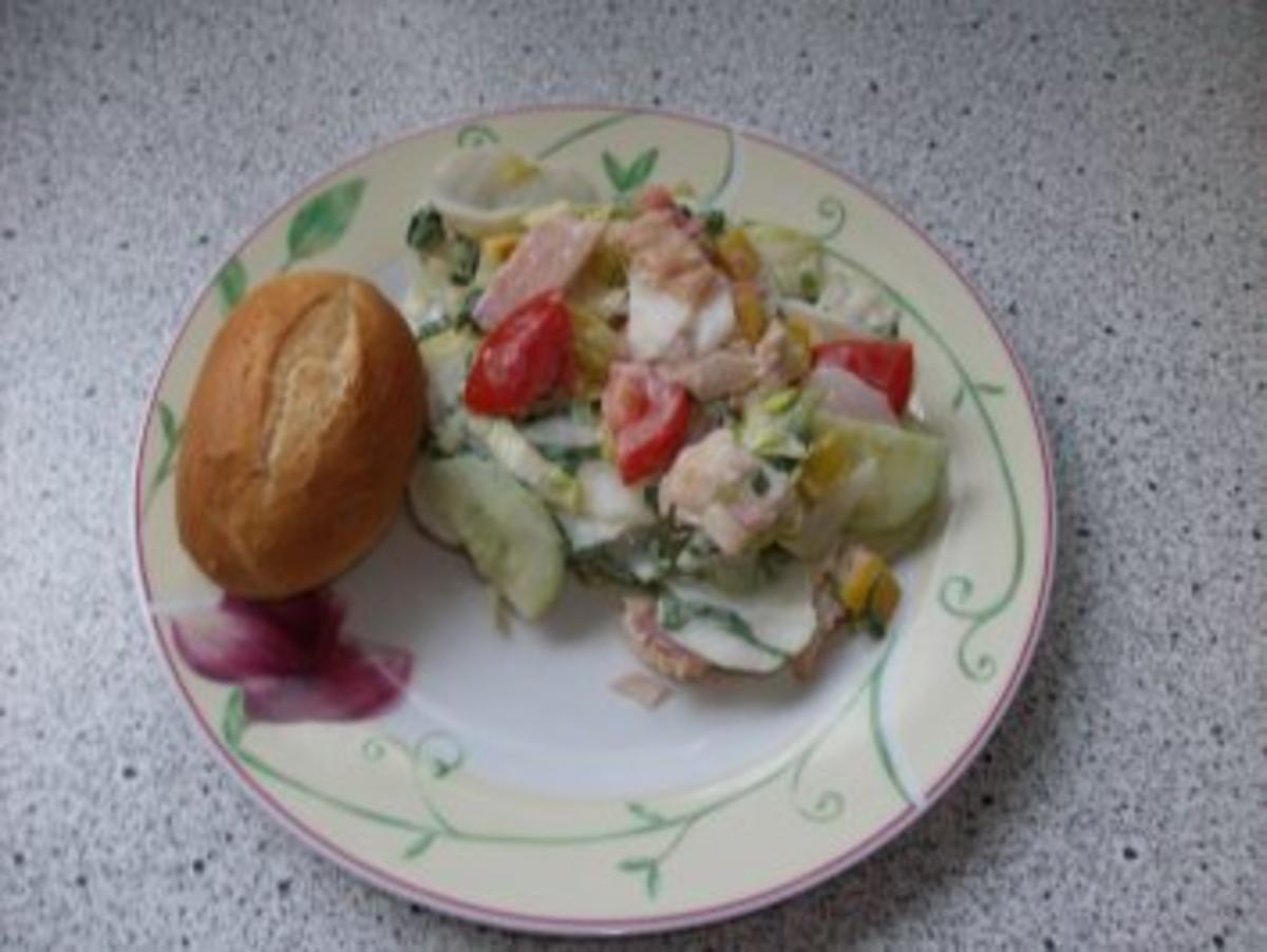 Bunter Salat mit geräucherter Forelle und Joghurt-Bärlauch-Dressing - Rezept