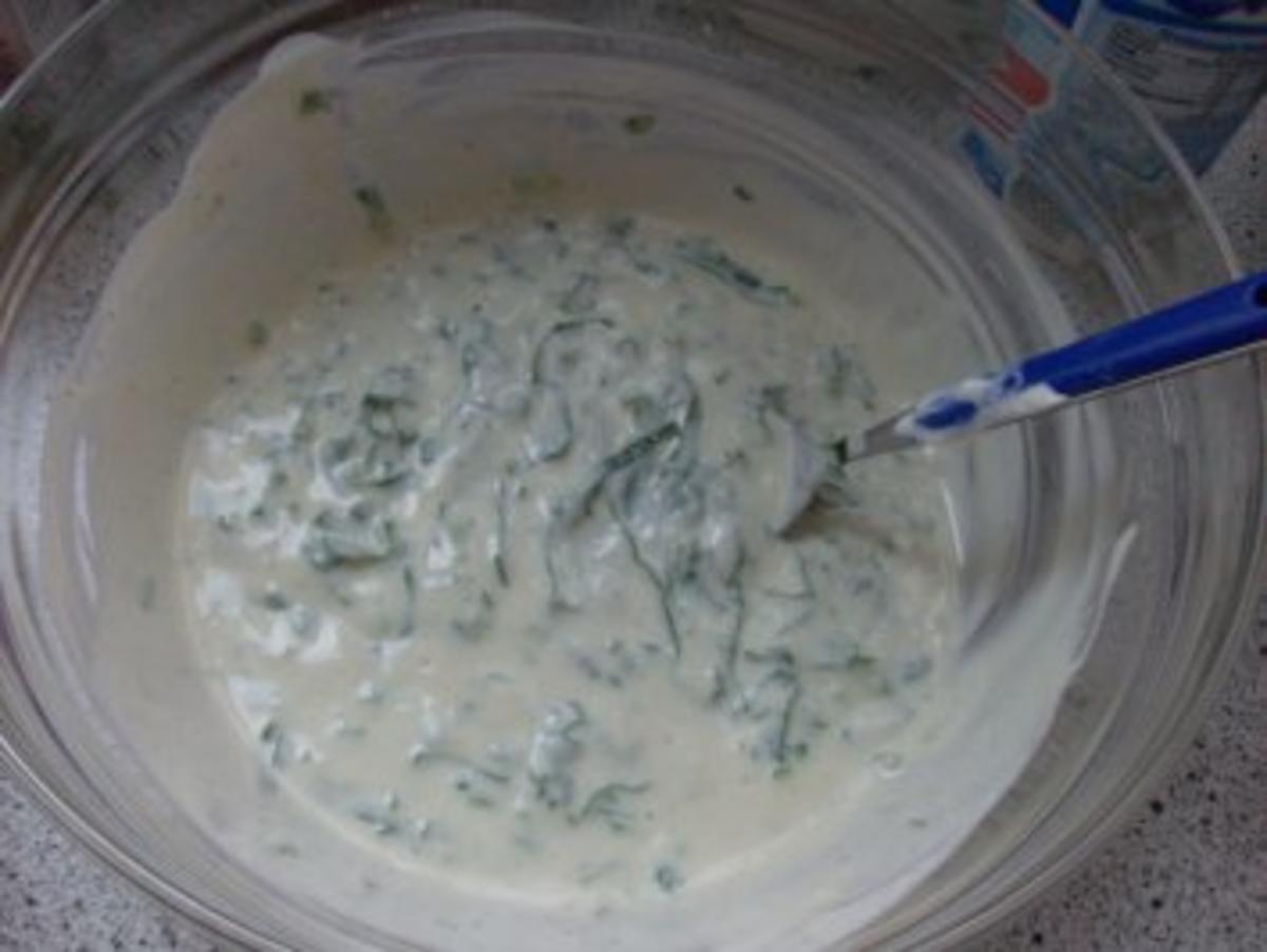 Bunter Salat mit geräucherter Forelle und Joghurt-Bärlauch-Dressing - Rezept - Bild Nr. 4