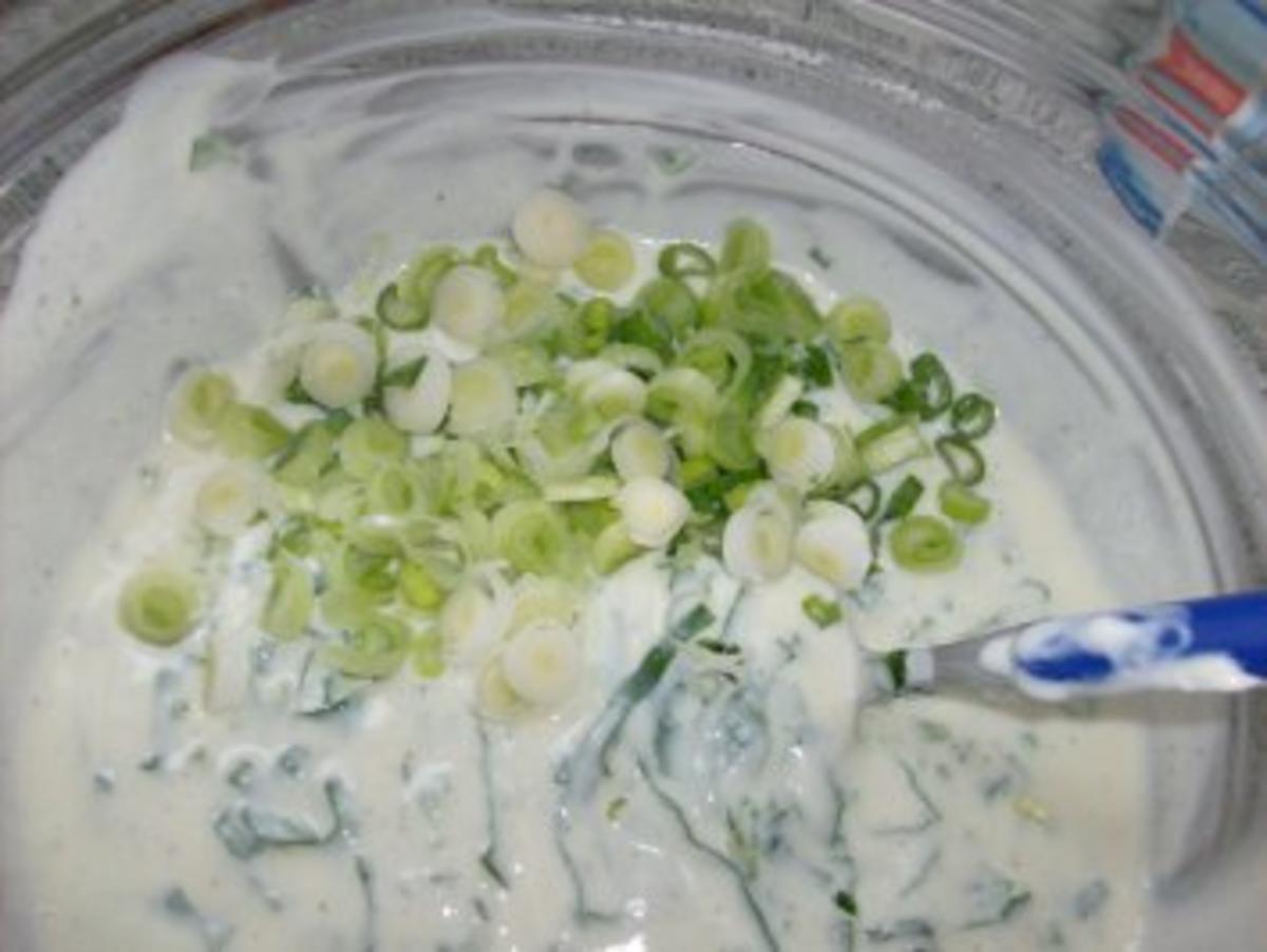 Bunter Salat mit geräucherter Forelle und Joghurt-Bärlauch-Dressing - Rezept - Bild Nr. 5