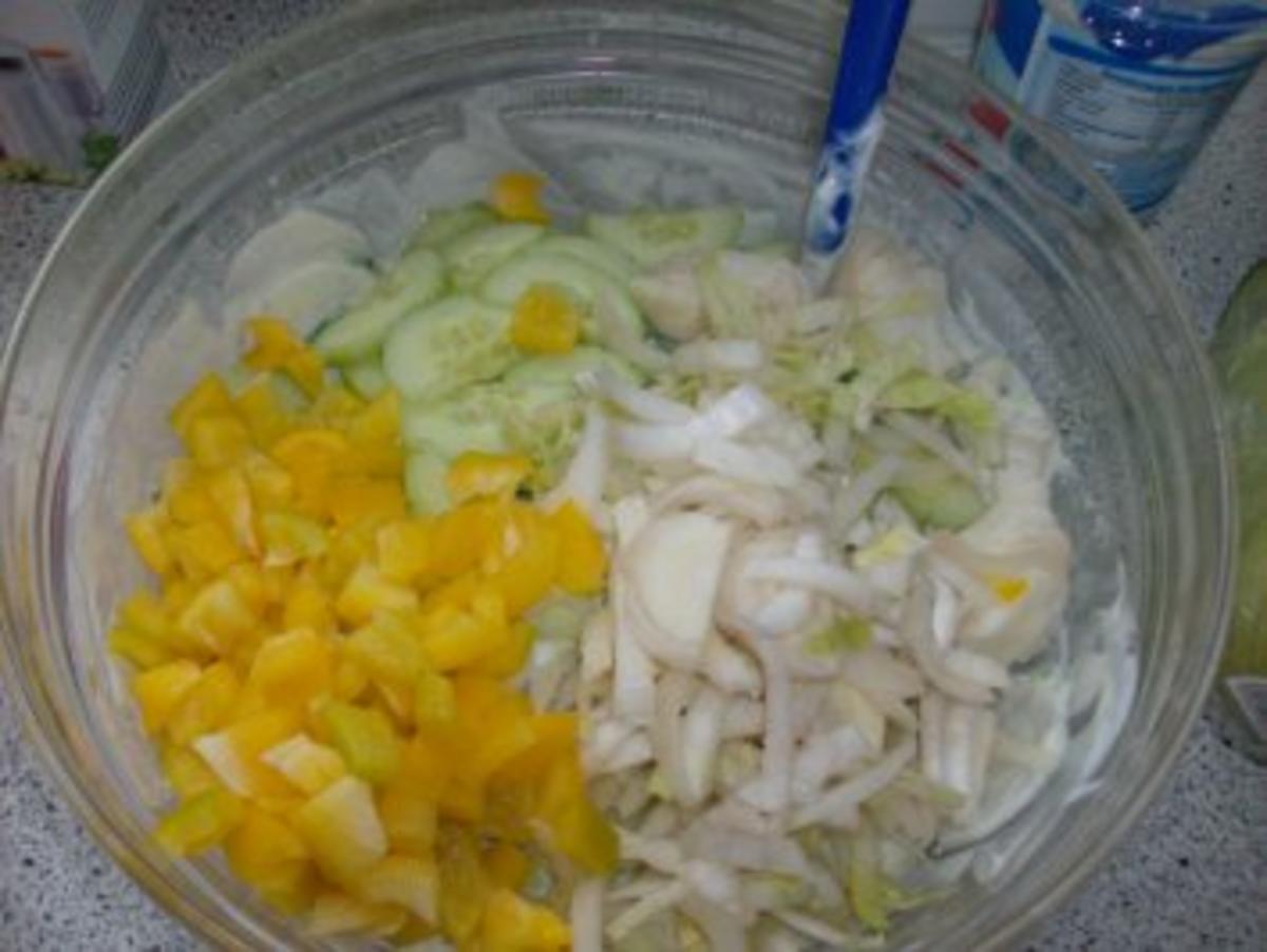 Bunter Salat mit geräucherter Forelle und Joghurt-Bärlauch-Dressing - Rezept - Bild Nr. 7