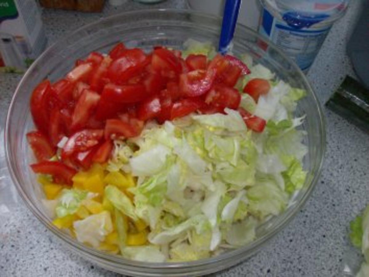 Bunter Salat mit geräucherter Forelle und Joghurt-Bärlauch-Dressing - Rezept - Bild Nr. 8