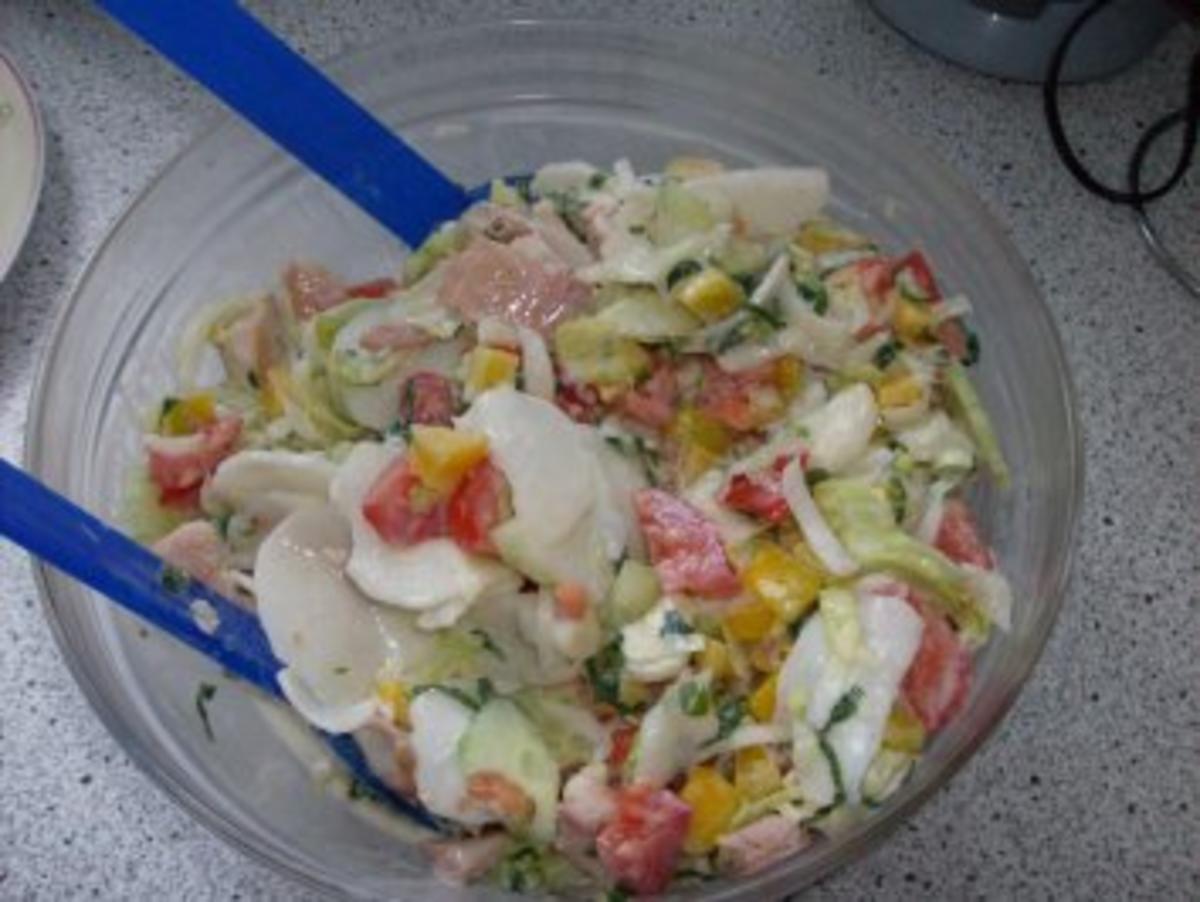 Bunter Salat mit geräucherter Forelle und Joghurt-Bärlauch-Dressing - Rezept - Bild Nr. 9