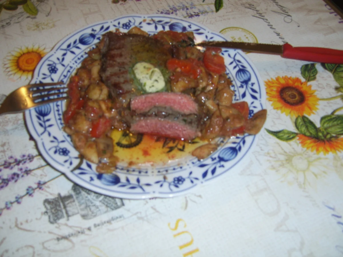 Rind: Rumpsteak mit Tomaten-Pilz-Soße - Rezept - Bild Nr. 2