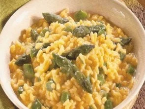 erster gang gelber reis mit spargelspitzen - Rezept