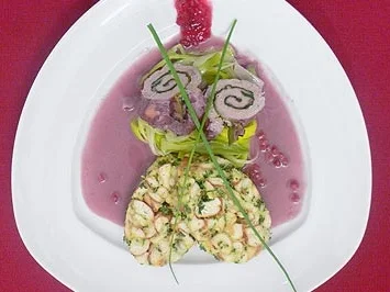 Rezept: Schweineröllchen auf einem Lauchnest mit Brezenknödel und Preiselbeersoße Schweineröllchen auf einem Lauchnest mit Brezenknödel und Preiselbeersoße - Rezept