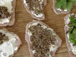 Rezept: Kalbfleischröllchen mit Frischkäse,Champignons und Rucola Bild Nr. 3 Kalbfleischröllchen mit Frischkäse,Champignons und Rucola - Rezept - Bild Nr. 3