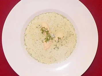 Rezept: Kresseschaum-Süppchen mit pochierten Lachsnocken Kresseschaum-Süppchen mit pochierten Lachsnocken - Rezept