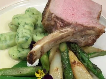 Karree vom Kalb mit Bratspargel und Bärlauchgnocchi auf Parmesansauce - Rezept