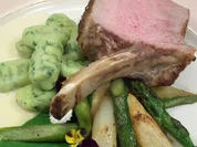 Karree vom Kalb mit Bratspargel und Bärlauchgnocchi auf Parmesansauce - Rezept