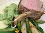 Karree vom Kalb mit Bratspargel und Bärlauchgnocchi auf Parmesansauce - Rezept