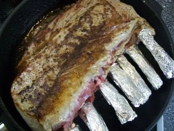 Karree vom Kalb mit Bratspargel und Bärlauchgnocchi auf Parmesansauce - Rezept - Bild Nr. 5