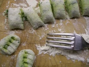 Karree vom Kalb mit Bratspargel und Bärlauchgnocchi auf Parmesansauce - Rezept - Bild Nr. 8