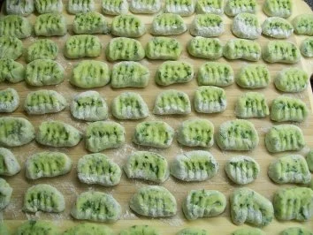 Karree vom Kalb mit Bratspargel und Bärlauchgnocchi auf Parmesansauce - Rezept - Bild Nr. 9