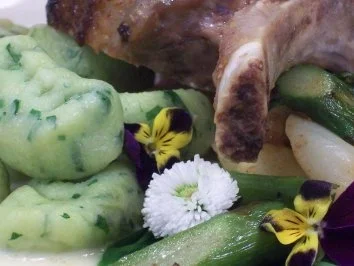 Karree vom Kalb mit Bratspargel und Bärlauchgnocchi auf Parmesansauce - Rezept - Bild Nr. 13