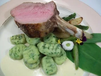 Karree vom Kalb mit Bratspargel und Bärlauchgnocchi auf Parmesansauce - Rezept - Bild Nr. 16