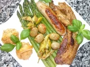 Grillteller an grünem Spargel mit eingelegten Oliven und Paprikafrischkäse - Rezept