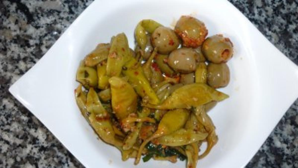 Grillteller an grünem Spargel mit eingelegten Oliven und Paprikafrischkäse - Rezept - Bild Nr. 2