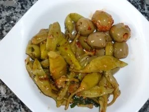 Grillteller an grünem Spargel mit eingelegten Oliven und Paprikafrischkäse - Rezept - Bild Nr. 2