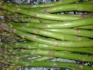 Grillteller an grünem Spargel mit eingelegten Oliven und Paprikafrischkäse - Rezept - Bild Nr. 4