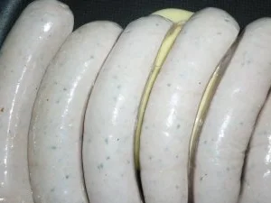 Grillteller an grünem Spargel mit eingelegten Oliven und Paprikafrischkäse - Rezept - Bild Nr. 6