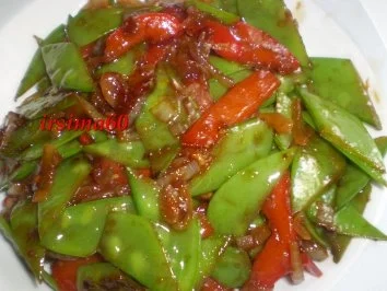 Rezept: Pfannengerührte Zuckerschoten mit Paprika Pfannengerührte Zuckerschoten mit Paprika - Rezept