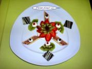 Erdbeeren mit Früchten  auf  gefüllter Wienerkapsel - Rezept