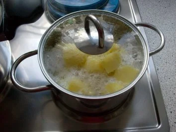 Rezept: Grüner Spargel mit schneller Orangen-Bärlauch Hollandaise Bild Nr. 3 Grüner Spargel mit schneller Orangen-Bärlauch Hollandaise - Rezept - Bild Nr. 3