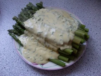 Rezept: Grüner Spargel mit schneller Orangen-Bärlauch Hollandaise Grüner Spargel mit schneller Orangen-Bärlauch Hollandaise - Rezept
