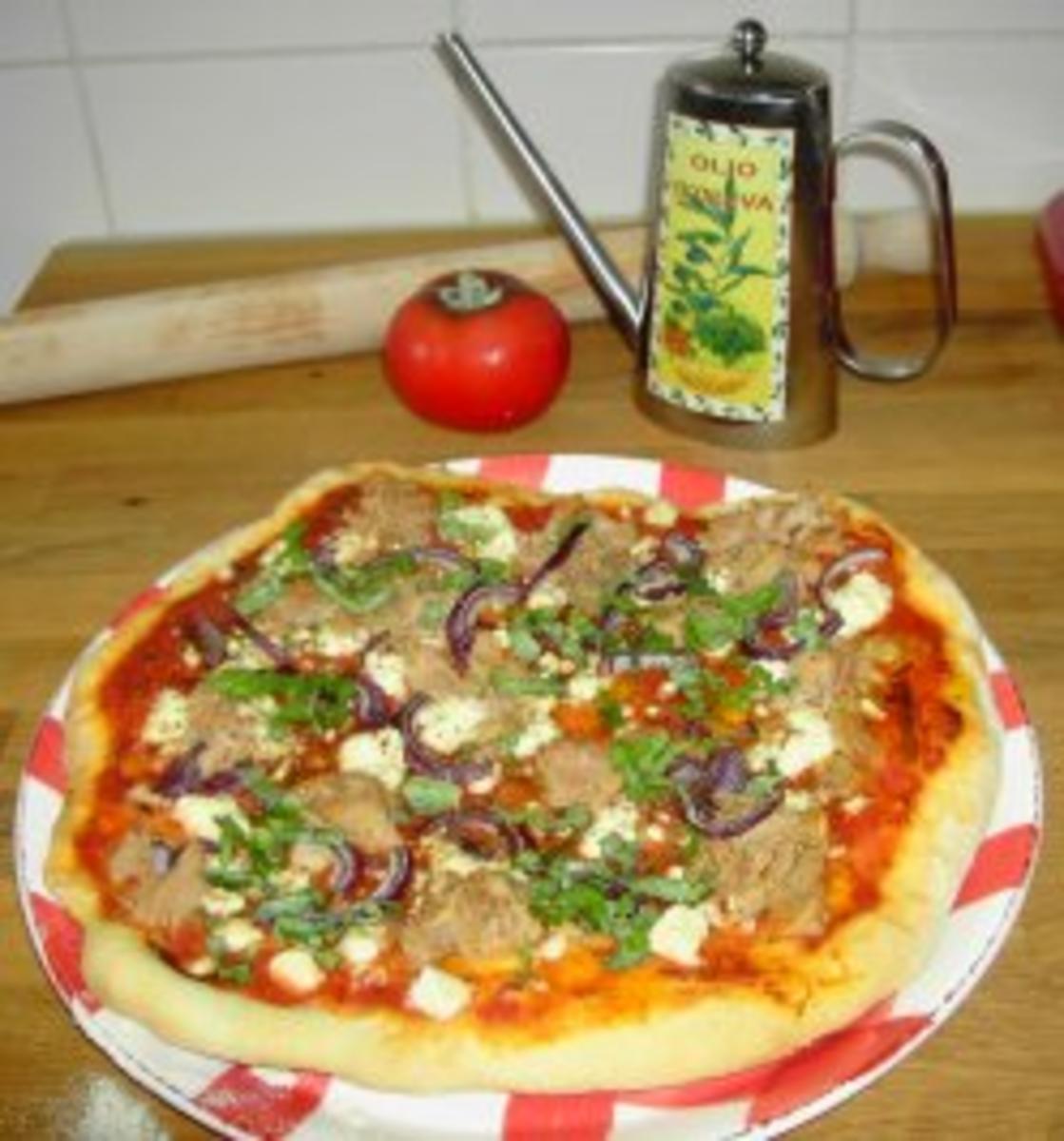 Pizzateig - Belag hier mit Feta, Tunfisch und roten Zwiebeln - Rezept