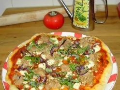 Pizzateig - Belag hier mit Feta, Tunfisch und roten Zwiebeln - Rezept