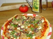 Pizzateig - Belag hier mit Feta, Tunfisch und roten Zwiebeln - Rezept