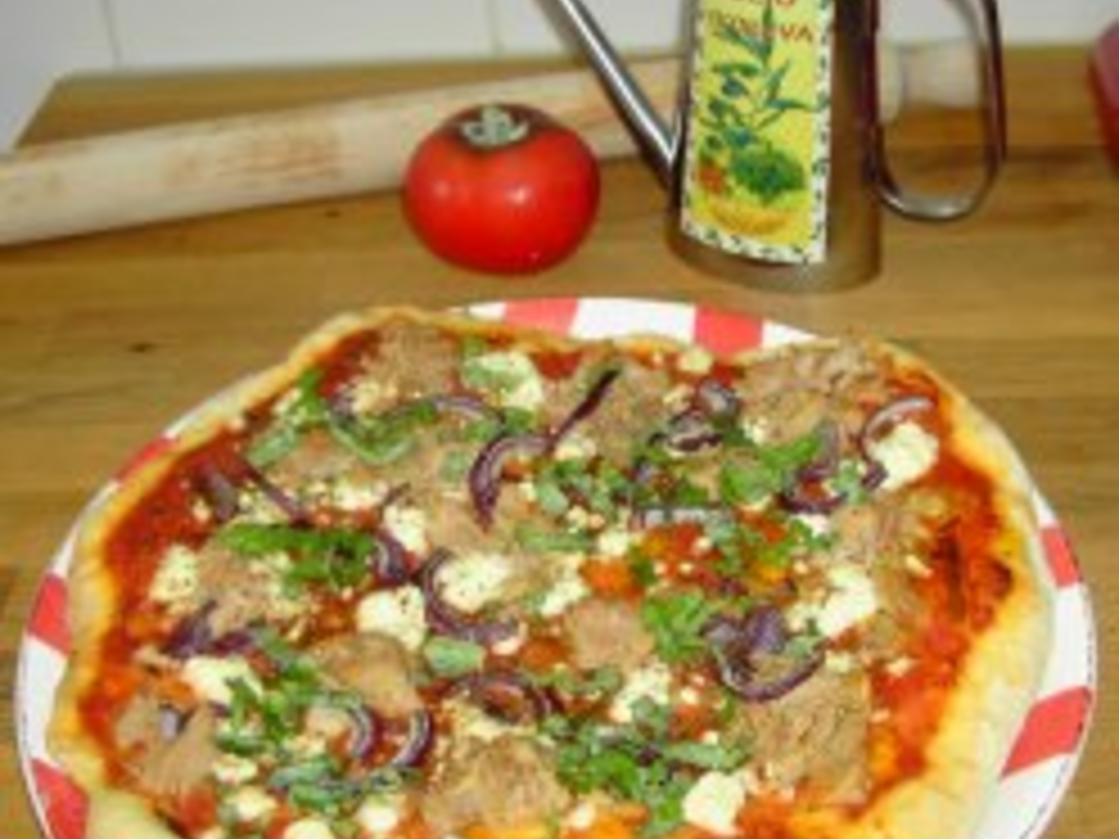 Pizzateig - Belag hier mit Feta, Tunfisch und roten Zwiebeln - Rezept ...