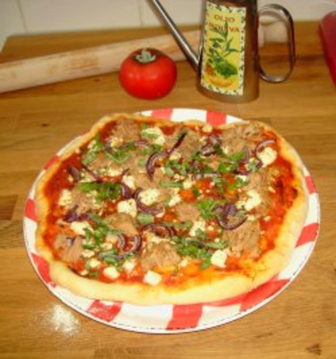 Pizzateig - Belag hier mit Feta, Tunfisch und roten Zwiebeln - Rezept - Bild Nr. 2