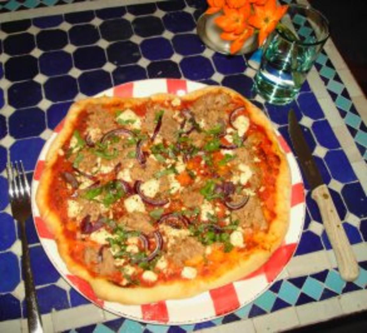 Pizzateig - Belag hier mit Feta, Tunfisch und roten Zwiebeln - Rezept - Bild Nr. 3