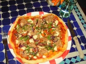 Pizzateig - Belag hier mit Feta, Tunfisch und roten Zwiebeln - Rezept - Bild Nr. 3