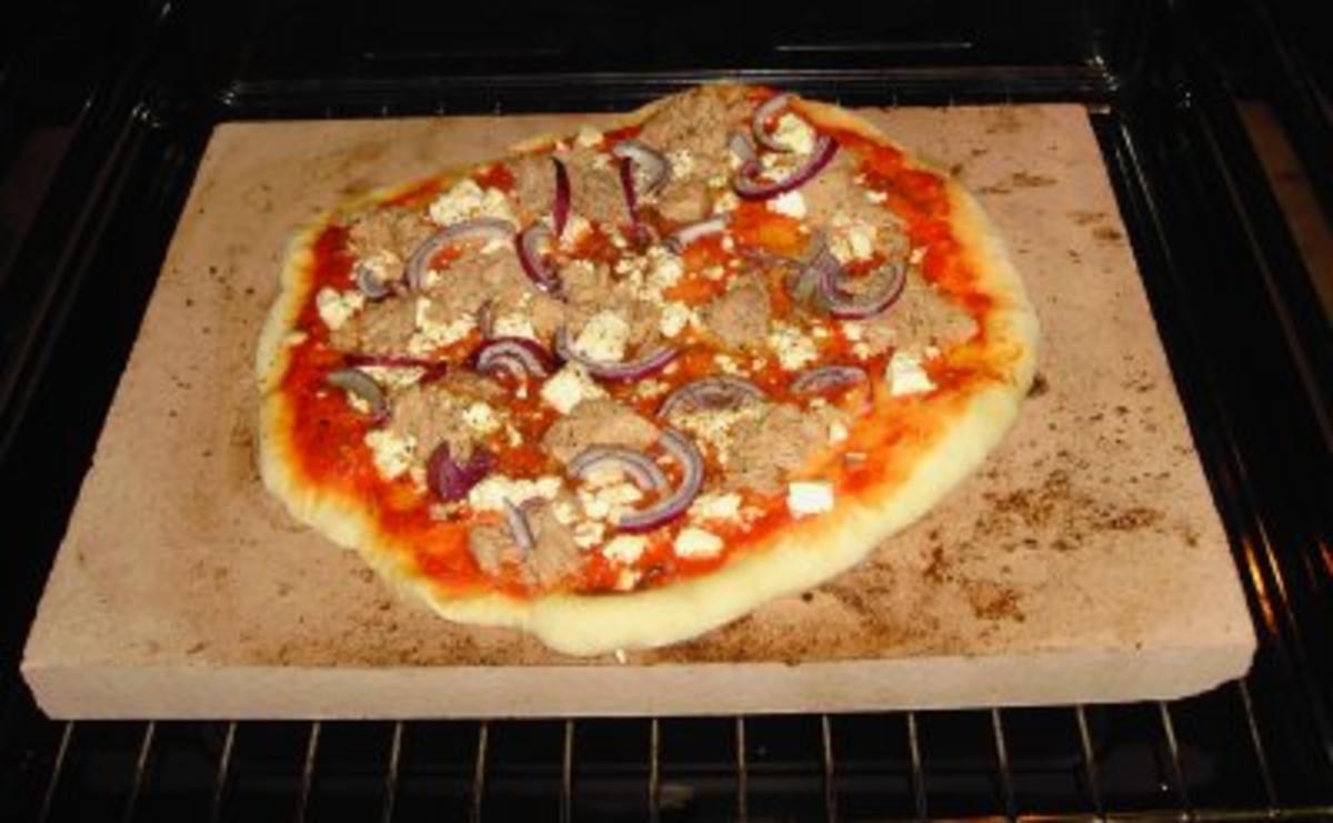 Pizzateig - Belag hier mit Feta, Tunfisch und roten Zwiebeln - Rezept - Bild Nr. 4