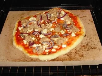 Pizzateig - Belag hier mit Feta, Tunfisch und roten Zwiebeln - Rezept - Bild Nr. 4