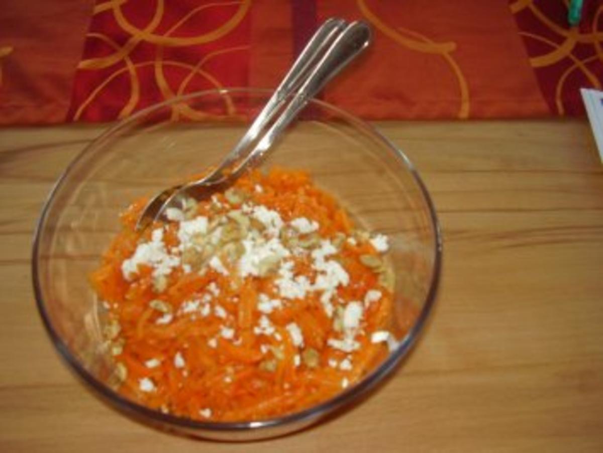 Karottensalat mit Schafskäse und Walnüssen - Rezept
