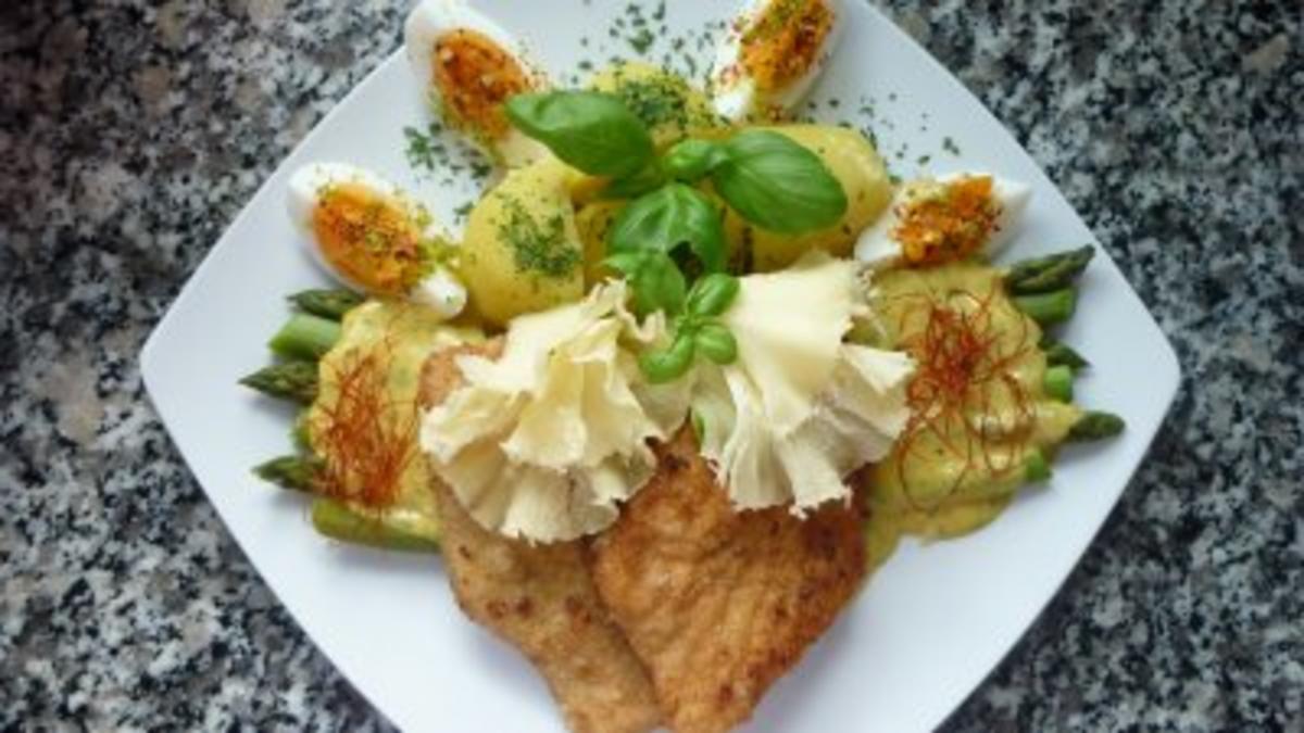 Putenschnitzel mit grünem Spargel an Pistazien-Curryhollandaise und ...