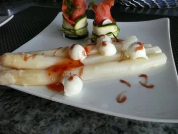 Rezept: SPARGEL/Beilage:Zucciniröllchen mit Lachs SPARGEL/Beilage:Zucciniröllchen mit Lachs - Rezept