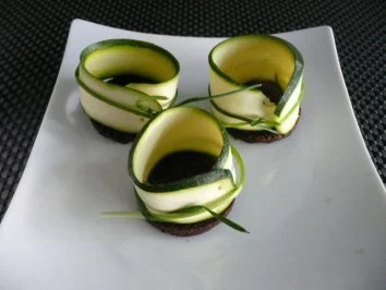 Rezept: SPARGEL/Beilage:Zucciniröllchen mit Lachs Bild Nr. 2 SPARGEL/Beilage:Zucciniröllchen mit Lachs - Rezept - Bild Nr. 2