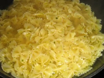 Nudelpfanne aus Farfalle und Sauce Hollandaise - Rezept - Bild Nr. 3
