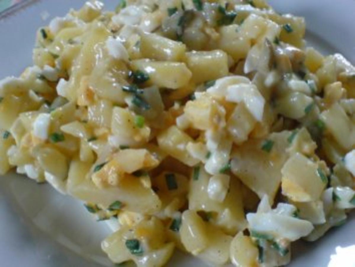 Kartoffelsalat ohne Wurst aber mit viel Schnittlauch und Ei - Rezept