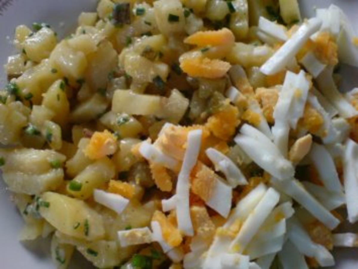 Kartoffelsalat ohne Wurst aber mit viel Schnittlauch und Ei - Rezept ...
