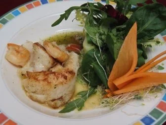 Pangasiusröllchen gefüllt mit Garnelenschwänzen in Limonenbutter gebraten - Rezept