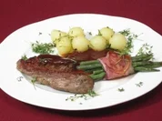 Rezept: Lammrückenfilet mit Thymiansoße an Prinzessbohnen in Speck Lammrückenfilet mit Thymiansoße an Prinzessbohnen in Speck - Rezept