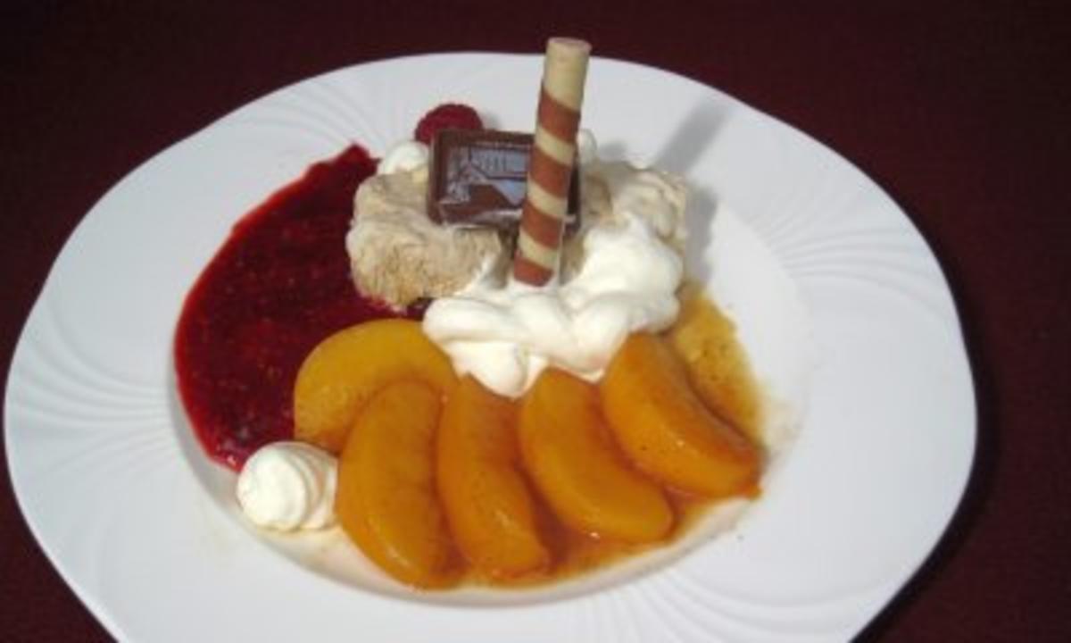 Vanilleeis mit Sahnedekor und flambierte Pfirsiche mit Hippenrolle an Himbeersoße - Rezept