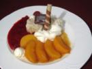 Vanilleeis mit Sahnedekor und flambierte Pfirsiche mit Hippenrolle an Himbeersoße - Rezept