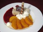 Vanilleeis mit Sahnedekor und flambierte Pfirsiche mit Hippenrolle an Himbeersoße - Rezept