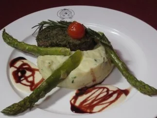 Rinderfilet unter der Kräuterkruste, mit Kartoffel-Petersilienwurzel-Püree - Rezept